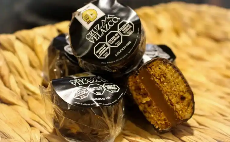 El alfajor premiado tiene relleno dulce leche con baño de cobertura de chocolate semiamargo.