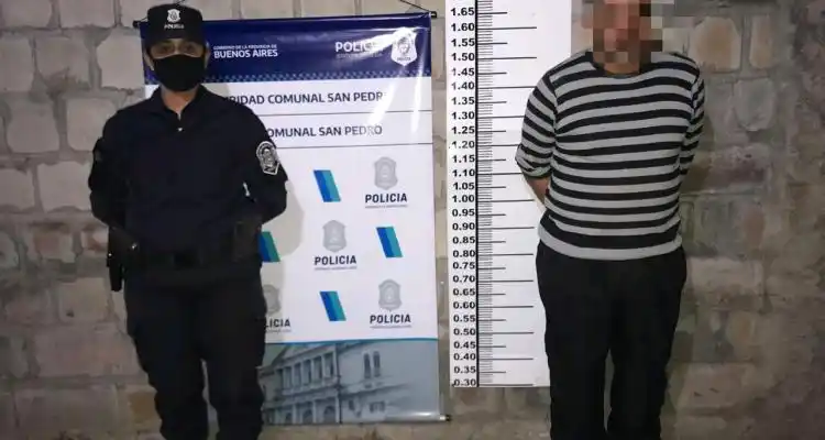 Padre e hijo fueron aprehendidos tras, junto a otros familiares, meterse en una casa y agredir a una mujer