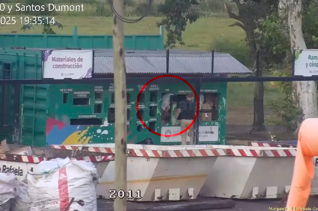 Se metió en el EcoPunto y cuando vio las fuerzas de seguridad "se escondió" dentro de un contenedor de basura: detenido
