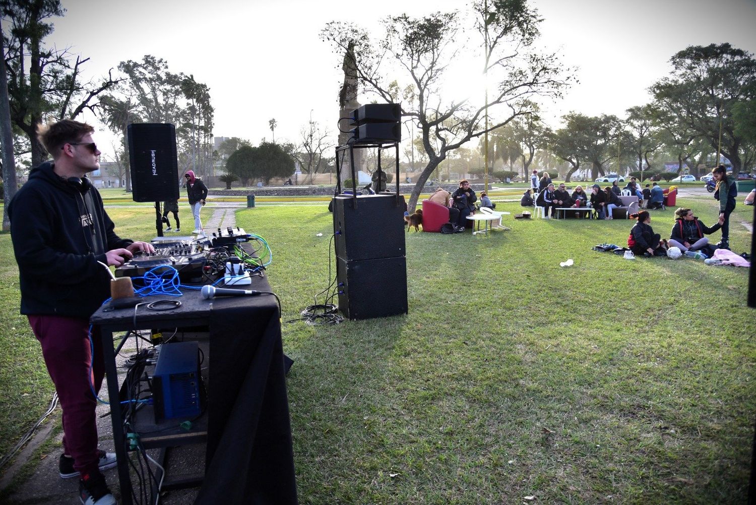 La música electrónica vuelve a sonar en la plaza.