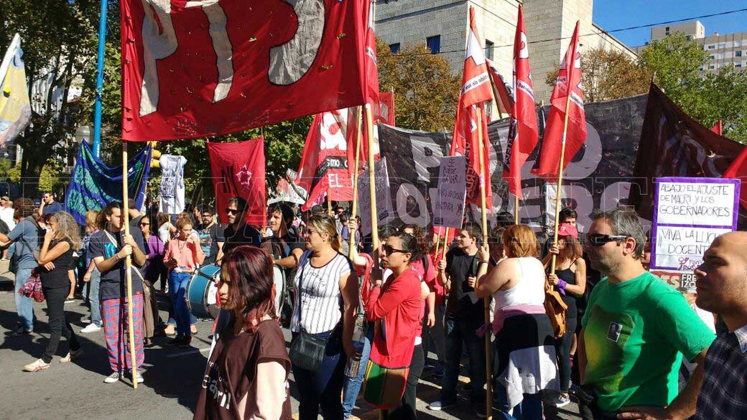 Contundente movilización de gremios con cortes sobre Luro
