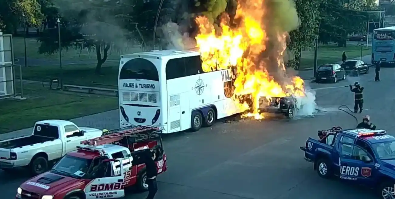 Impactante incendio en la terminal de Rosario: afectó un patrullero y un colectivo
