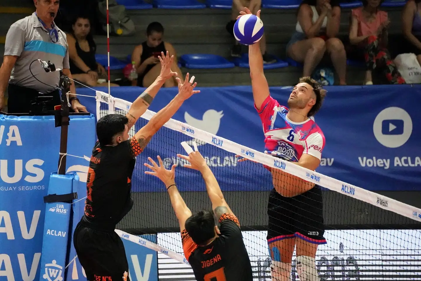Bautista Gazaba atacando con los colores de Waiwen.