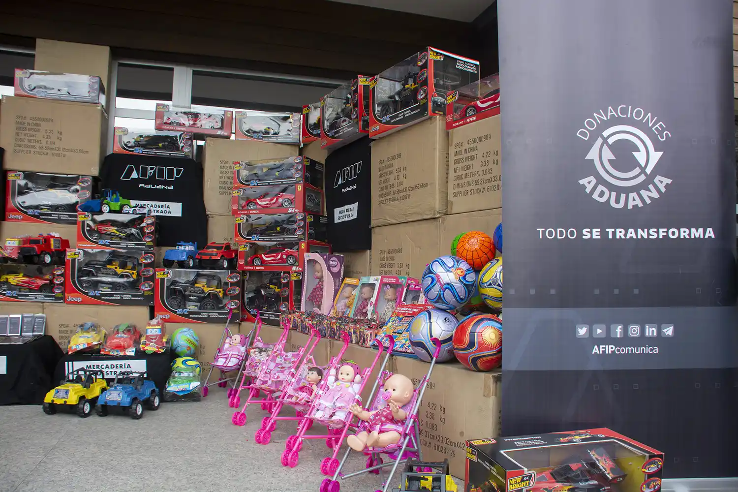 La Aduana entregó juguetes a municipios del Departamento y otras ciudades por casi $80 millones