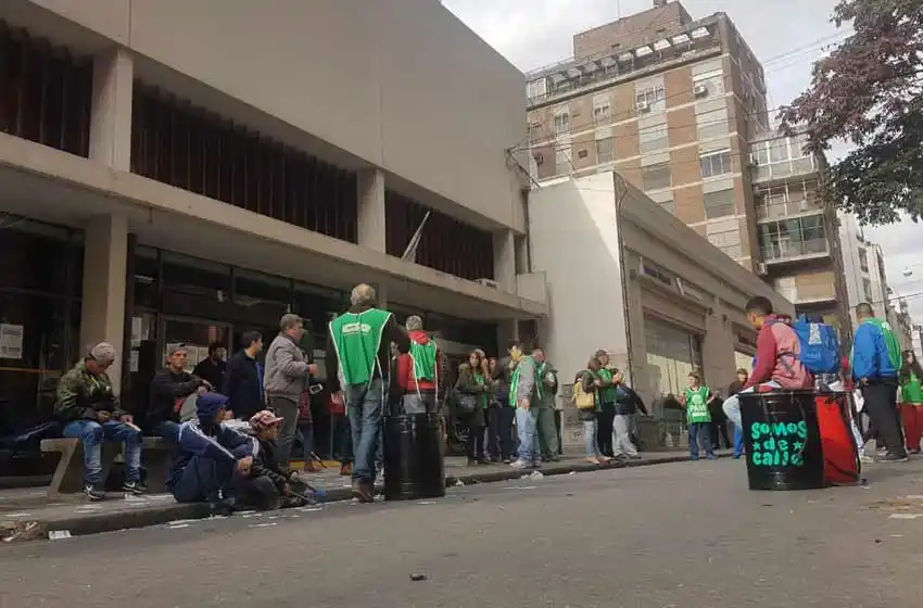 Protestas frente a Pami: «El servicio de ambulancias no funciona y los ancianos se mueren en sus casas»
