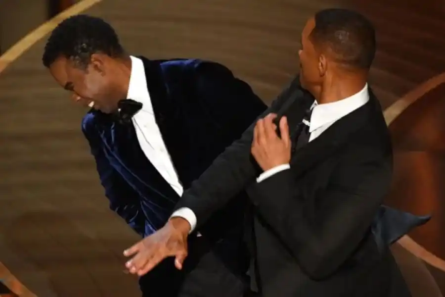 El protagonista de El método Williams no toleró la broma a su esposa y subió al escenario para darle un cachetazo a su colega.