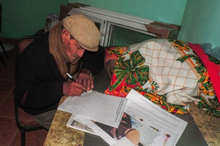 Un bisabuelo de 90 años que está terminando la primaria
