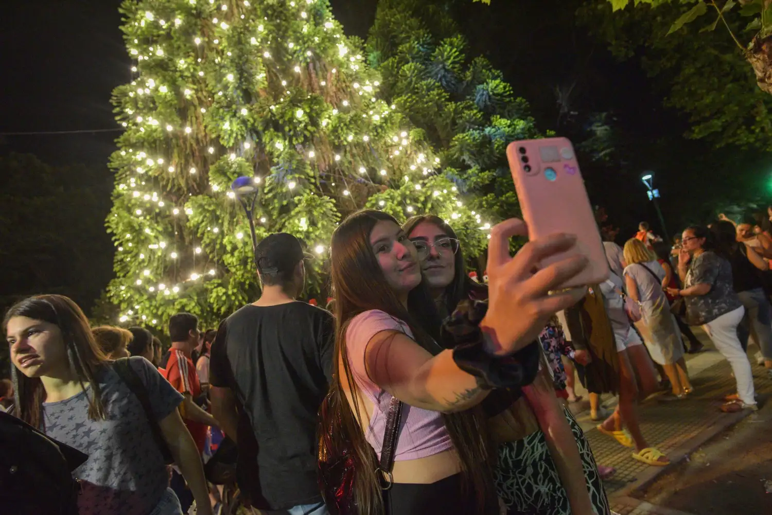 Este evento busca reunir a la comunidad para disfrutar del espíritu navideño en un entorno familiar y festivo.