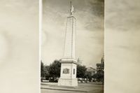 En 1880 gracias a una colecta pública construyeron la pirámide de la Plaza Independencia
