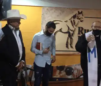 Reynaldo Armas durante la bendición del restaurant. Foto: Carmela Longo