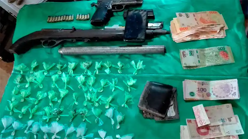 Detuvieron a un empleado municipal con drogas y varias armas