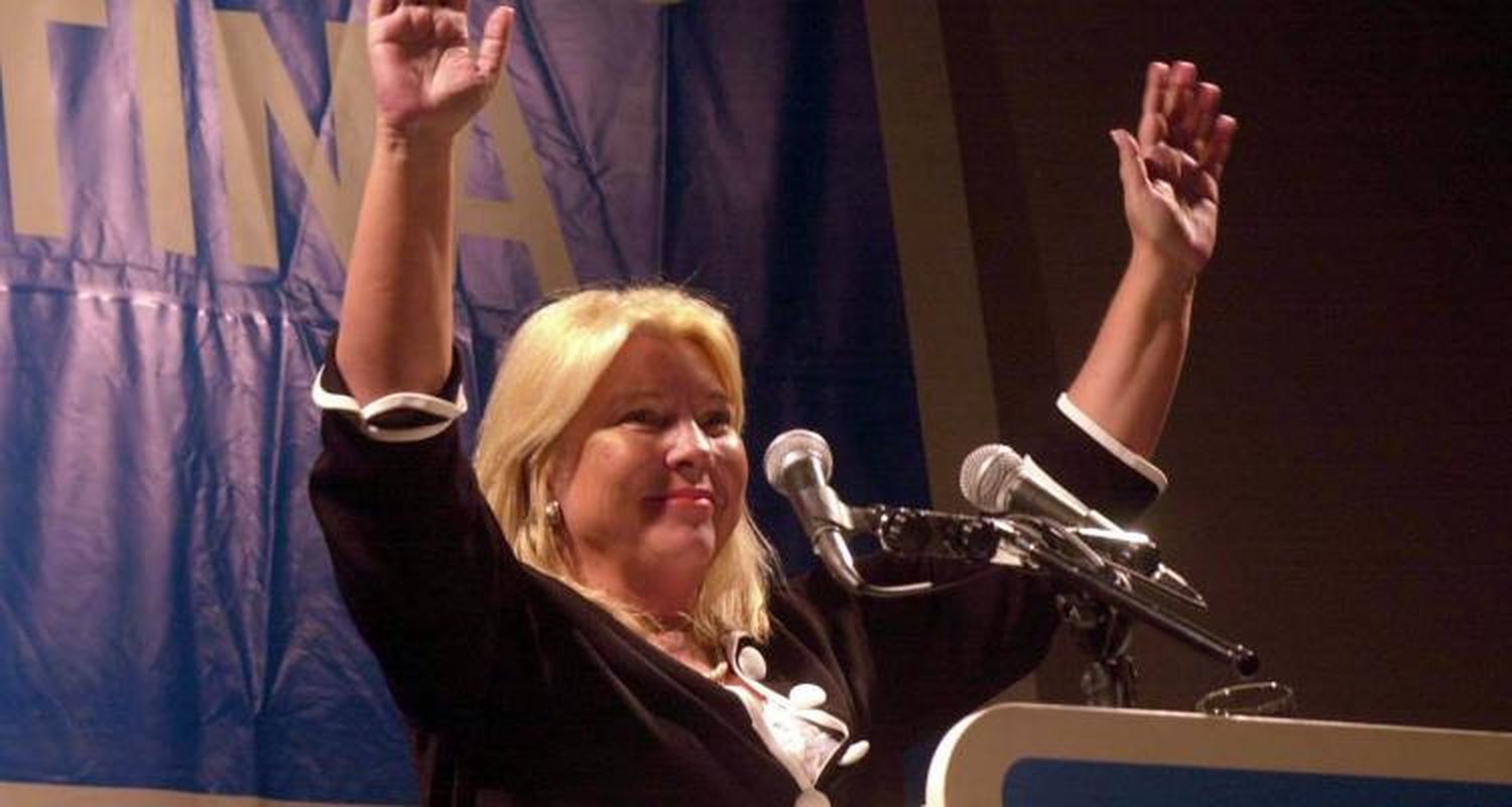 En campaña presidencial, Carrió presenta su libro en San Pedro