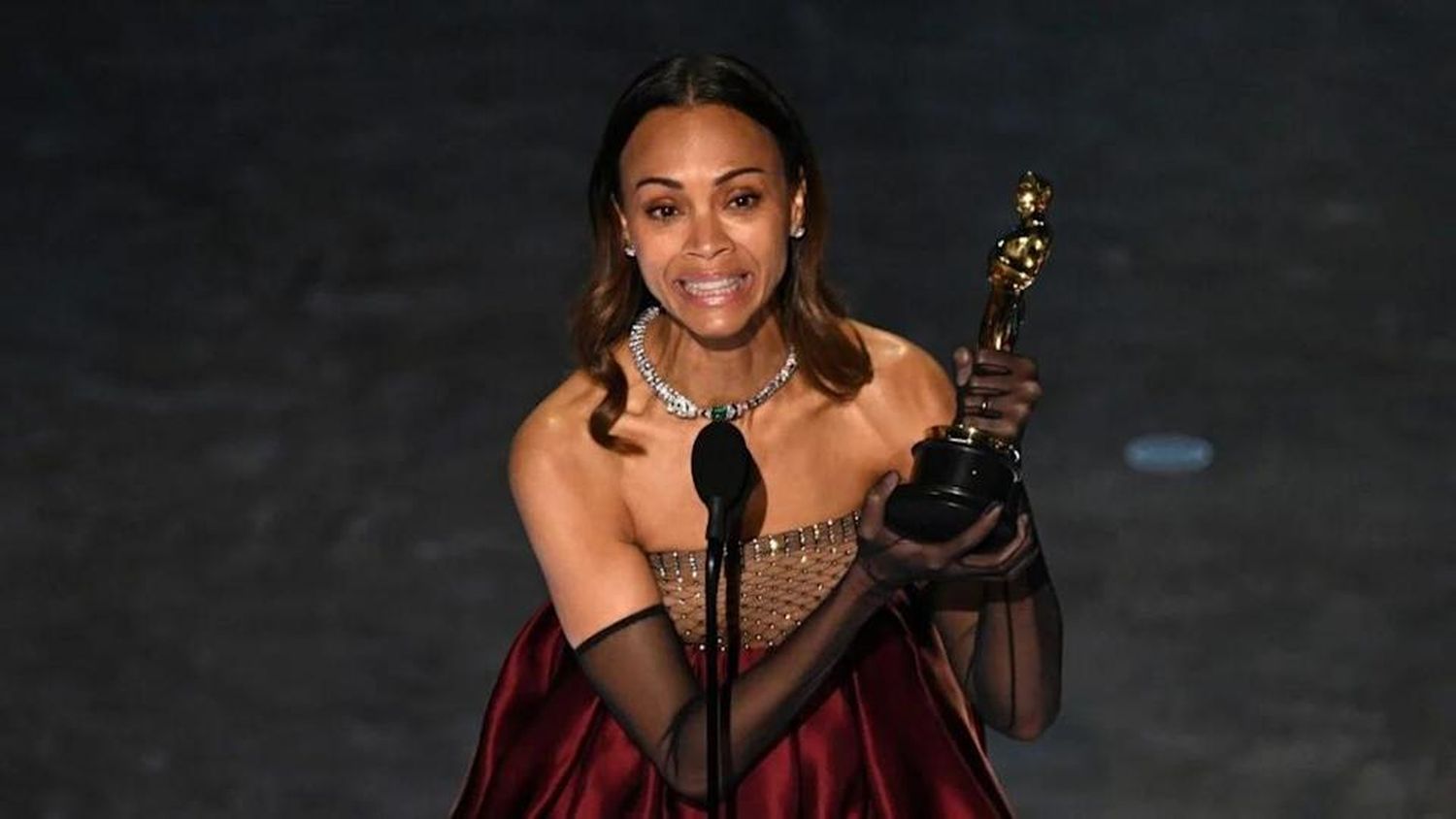 Zoe Saldaña ganó el Oscar a Mejor Actriz de Reparto por Emilia Pérez y respondió a las críticas mexicanas