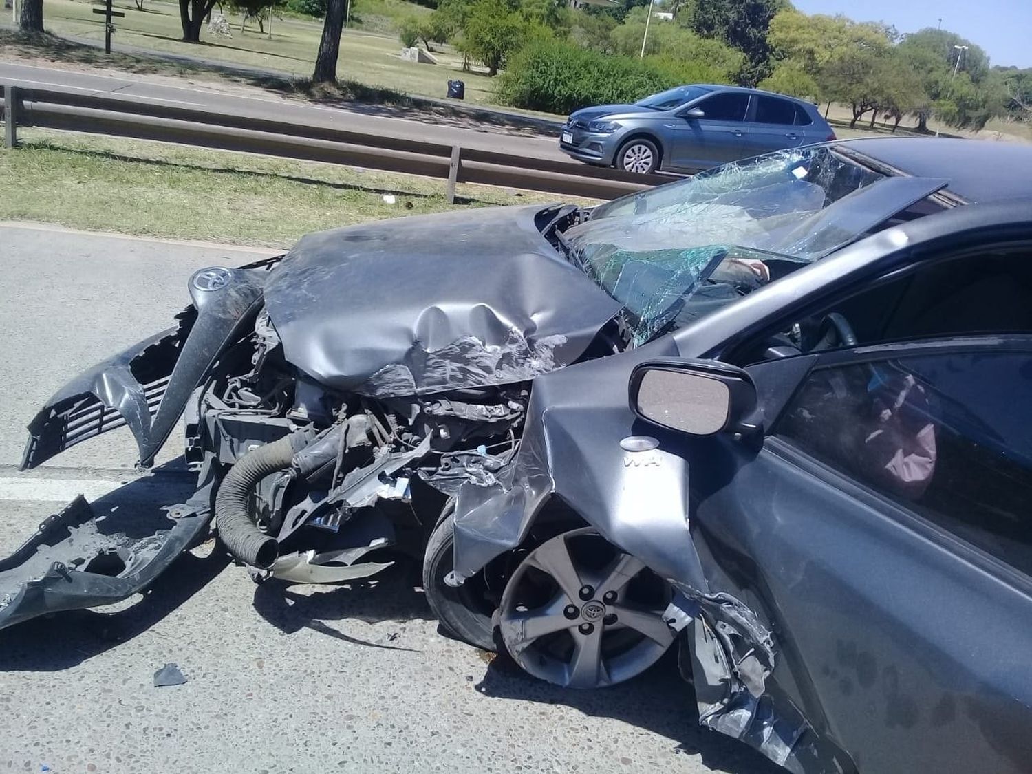 Un auto terminó destrozado y su conductora con fracturas tras choque en rulo del Túnel Subfluvial