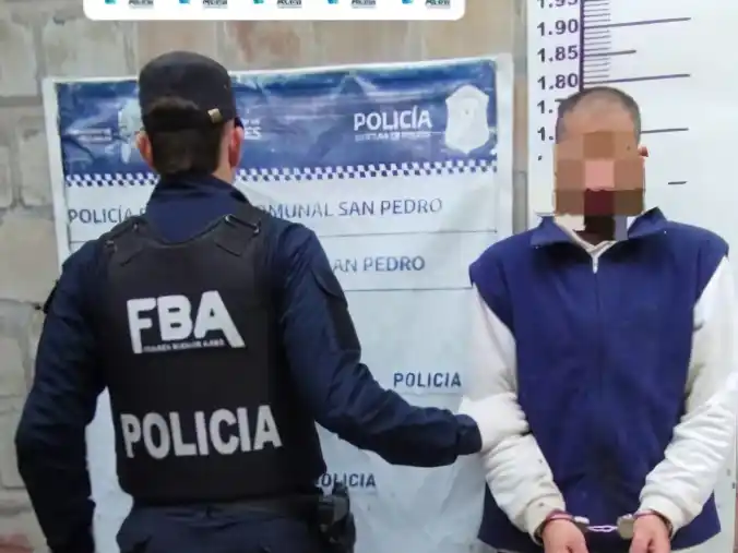 El sujeto intento robar una botella de alcohol.