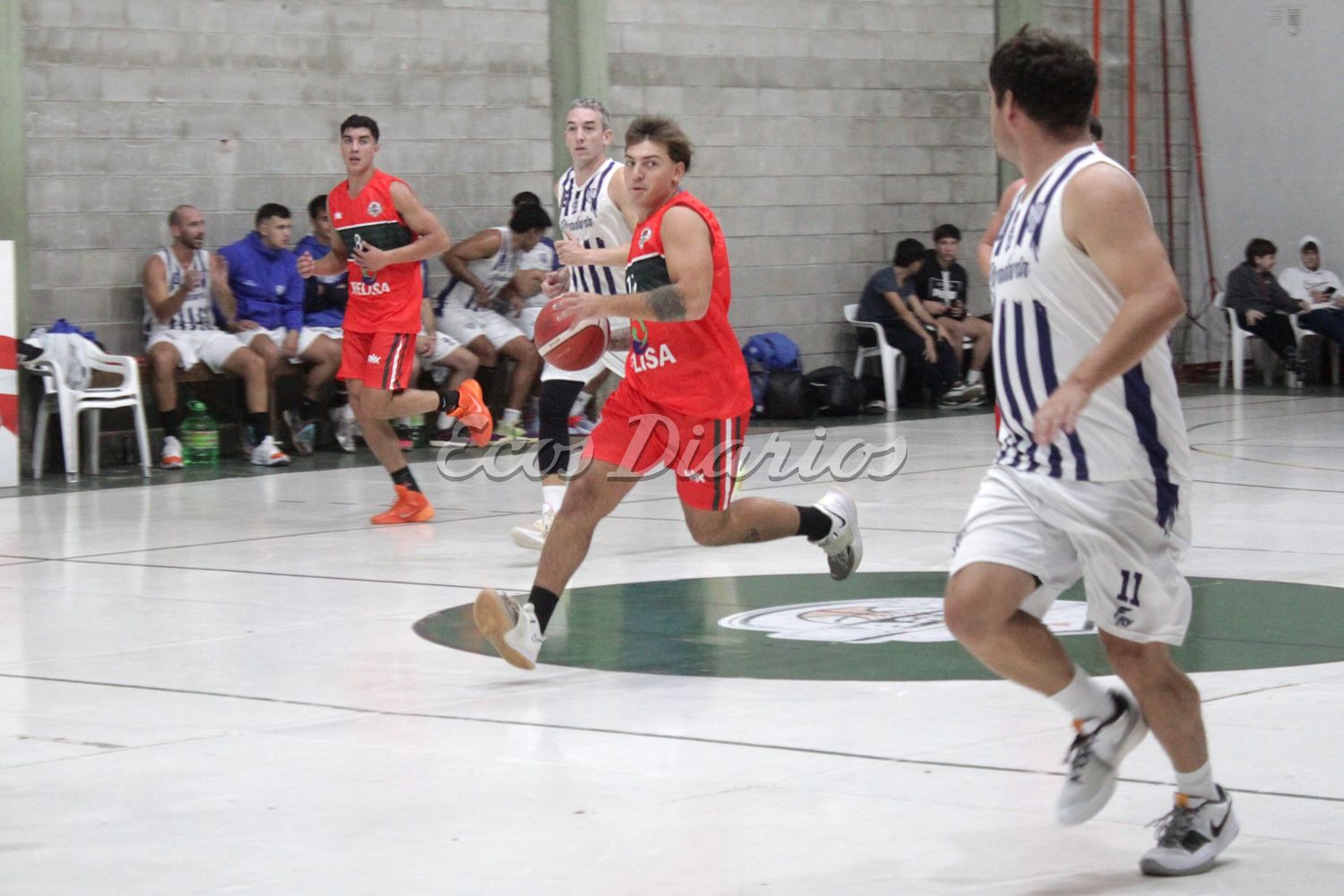Agustín de Agostini sube el balón para Basko