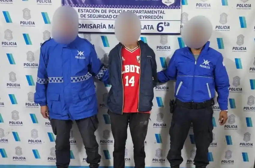 Apuntó con un arma a su mamá y le exigió dinero