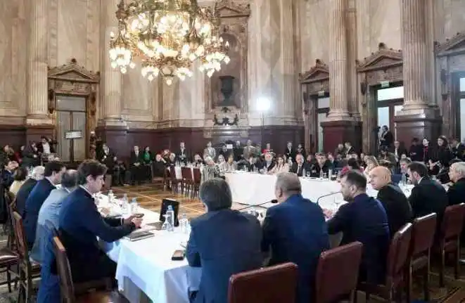 Senado: se prolongan las exposiciones por la ley bases