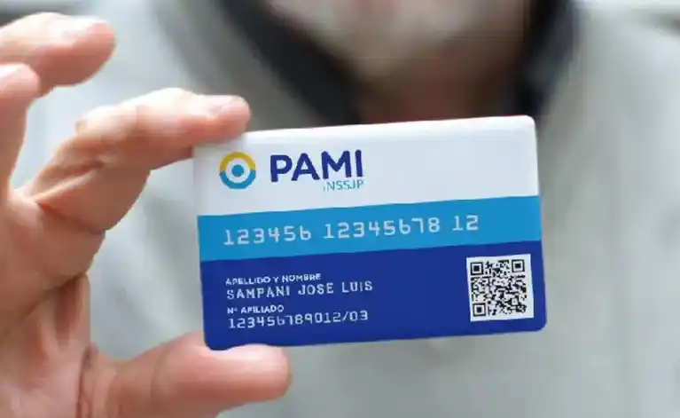 La tarjeta Pami plástica es la de color azul, una de las cuatro habilitadas para efectuar los trámites.