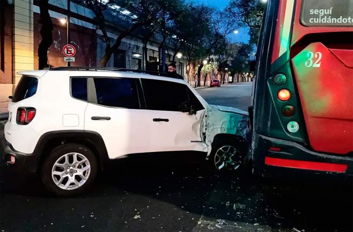 La sacó barata: Romina Malaspina sufrió una accidente con su camioneta tras impactar contra un colectivo