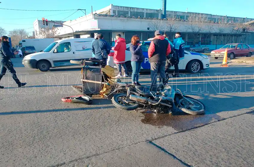 Cruzó en rojo y embistió una moto