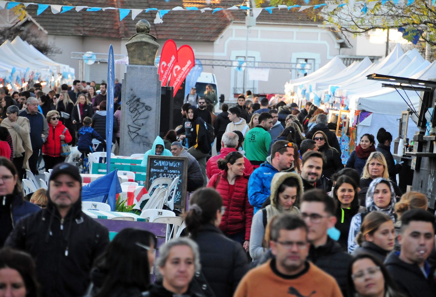 Los asistentes recorrieron la feria desde temprano, disfrutando de la producción, gastronomía, y cultura local.