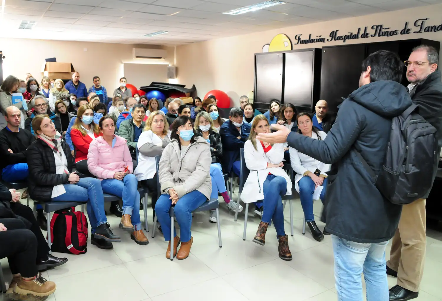 Masiva asamblea de Cicop en el Hospital, donde se resolvió exigir al Municipio que los reciba