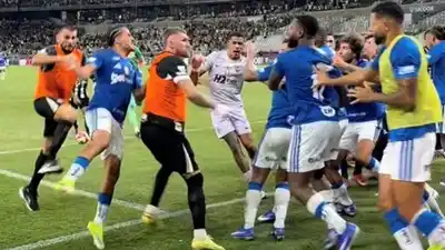 El partido terminó con 23 expulsados.