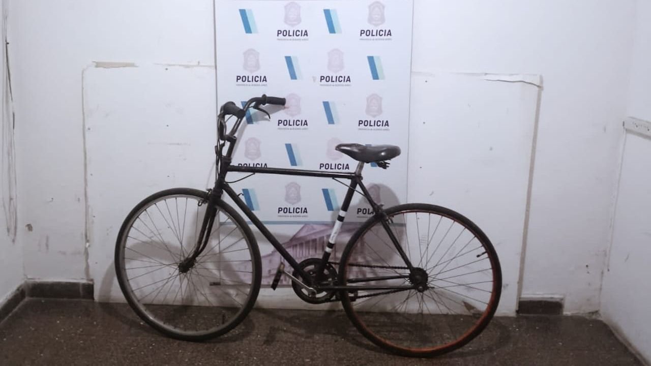 La víctima de 84 años encontró el rodado, horas después del asalto, en la zona de Plaza Rocha.