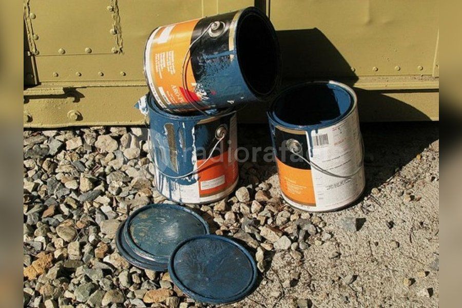 Muy sospechoso: escondió un par de tarros de pintura en un canal y luego volvió a buscarlos