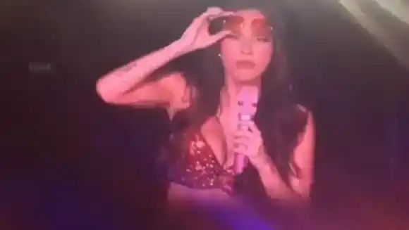 Video: Emilia Mernes vivió un momento incómodo en su show en México