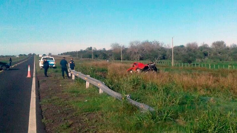 Perdió el control de la camioneta, chocó contra el guardarraíl y terminó volcando