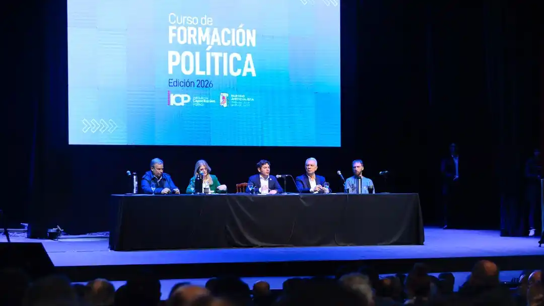 Kicillof abrió el Curso de Formación Política en el Teatro Coliseo Podestá.