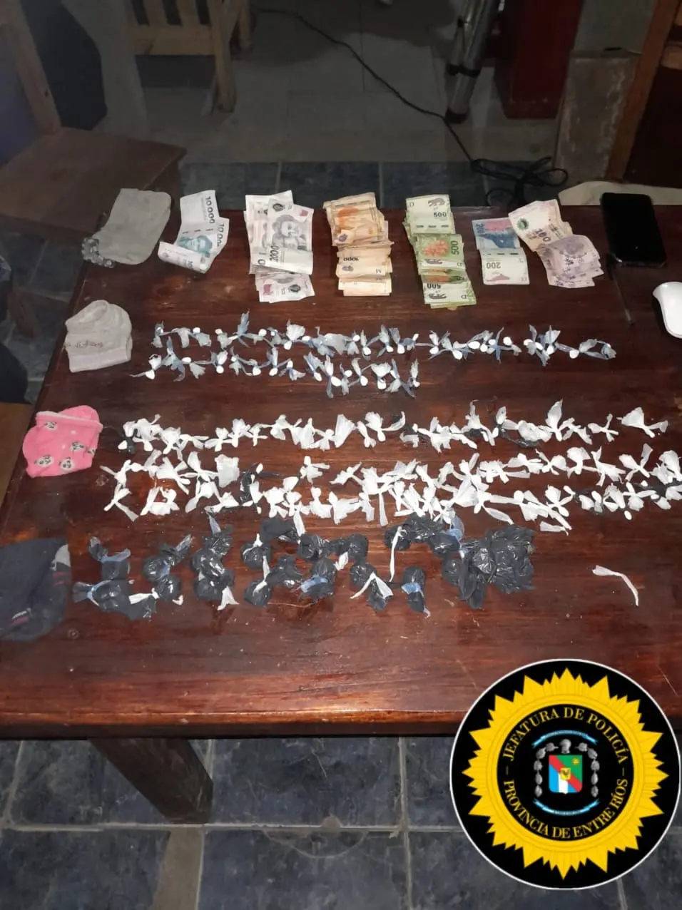 Secuestran estupefacientes, dinero y vehículos en procedimiento policial