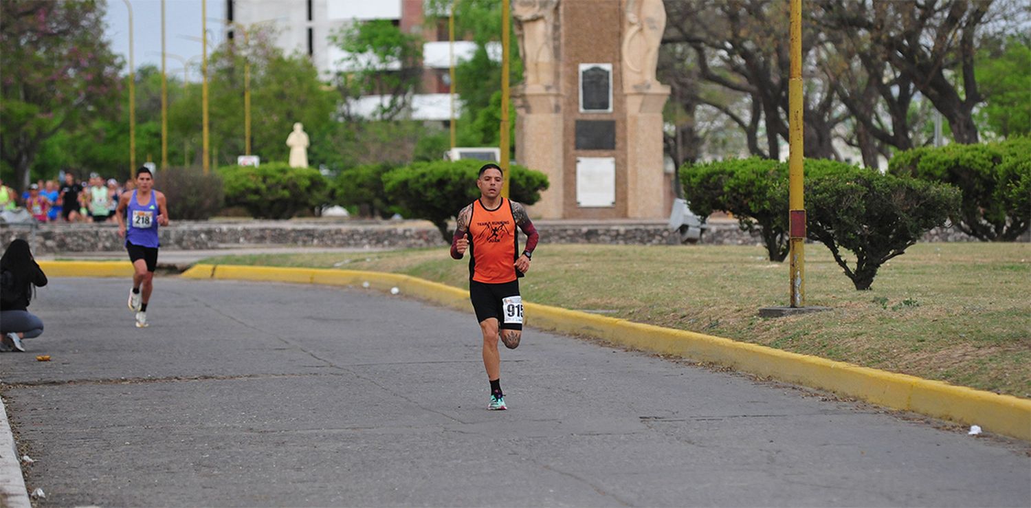 Gabriel Barrera se llevó los 21K masculino.