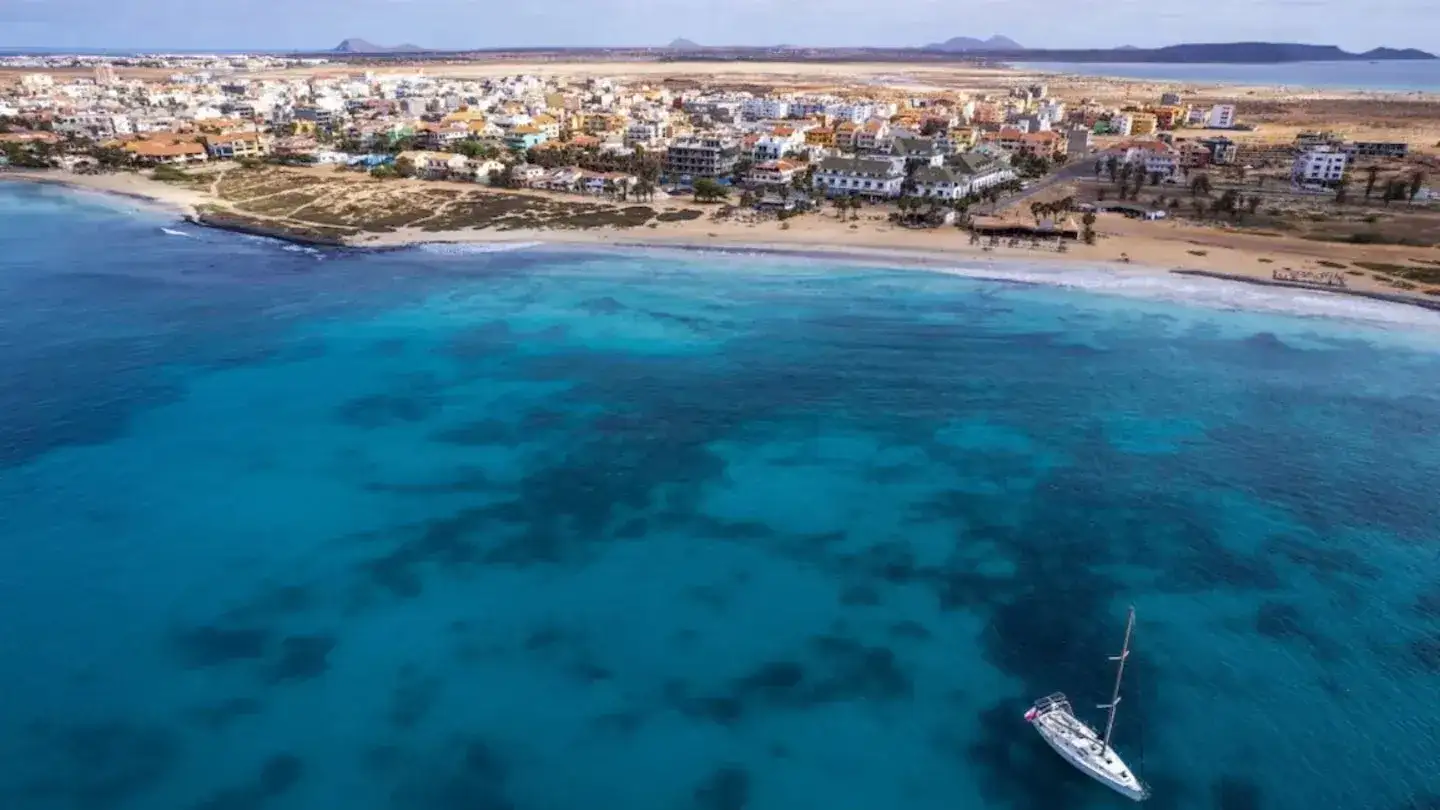 La playa Antonio Sousa en Santa María, una de las ciudades de Cabo Verde. Foto: visit-caboverde.com