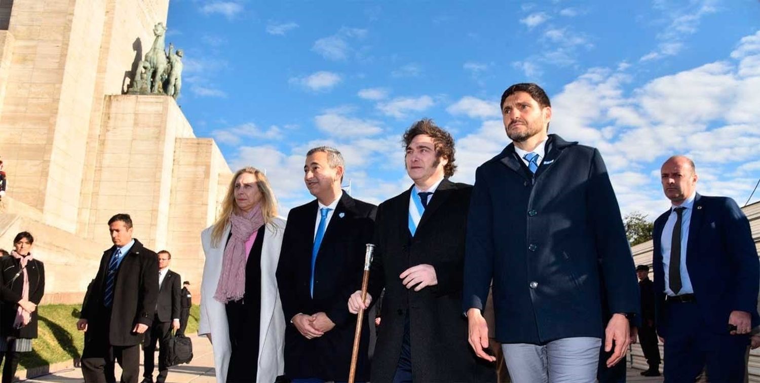 Pullaro y Milei, juntos en el acto patrio del Día de la Bandera, en Rosario.