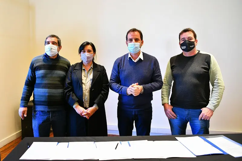 Escobar: 40% de aumento anual y dos bonos extras para municipales
