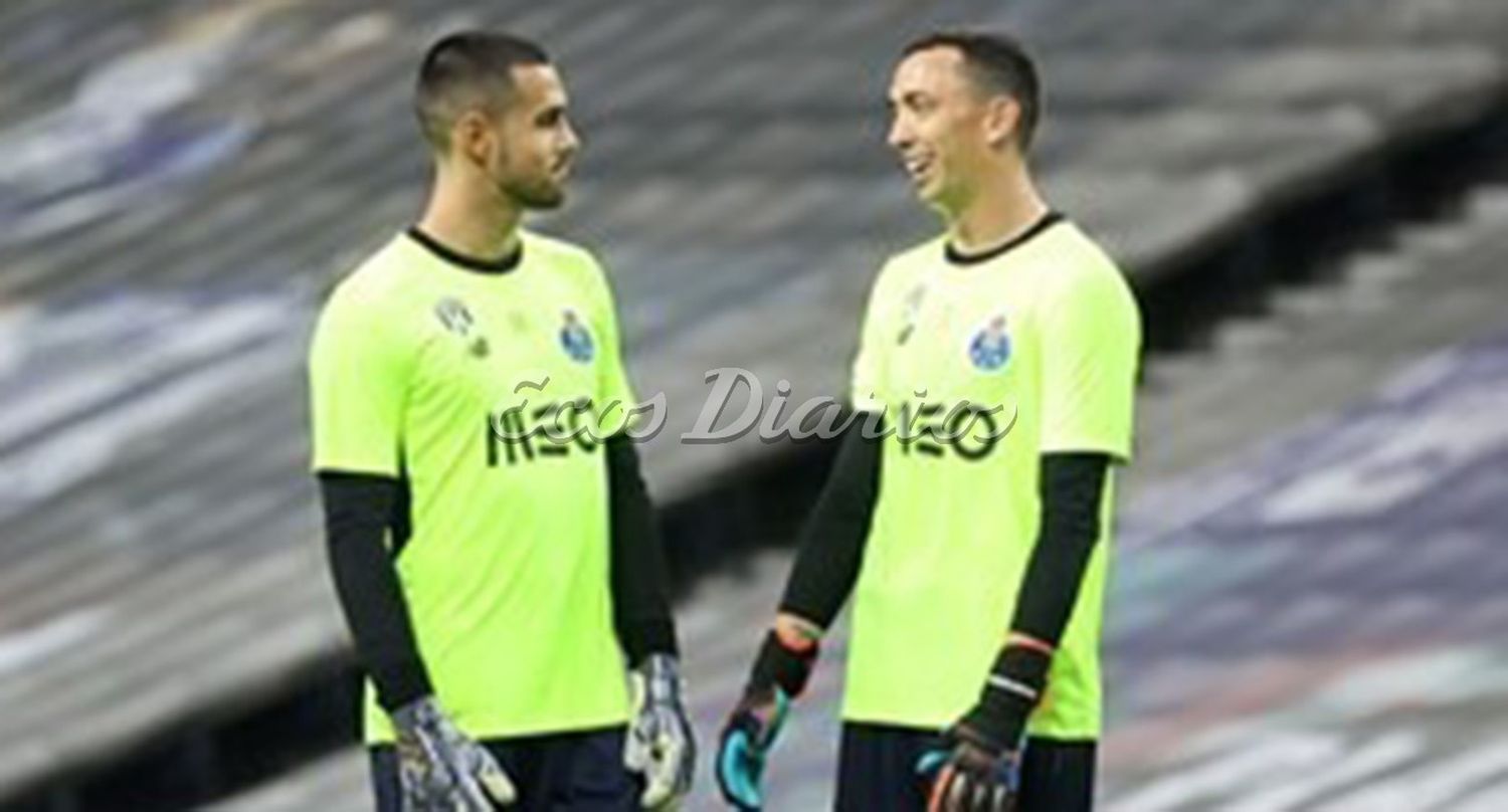 Diogo Costa junto a Agustín Marchesín
