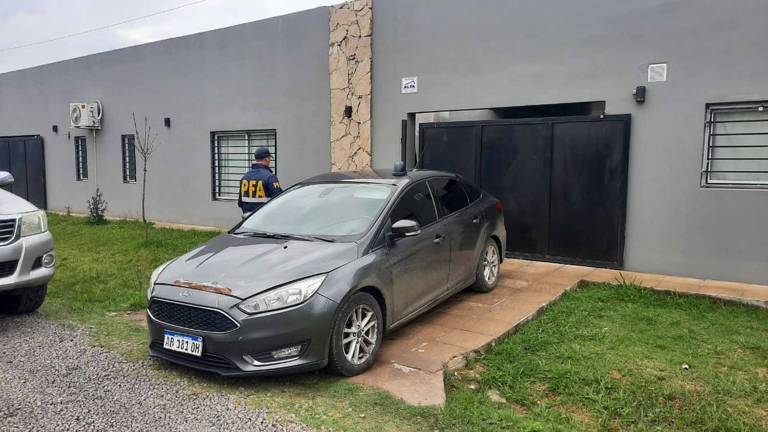 La Policía Federal en el portón de acceso a la casa de El Escorial donde vive Luis Pardo.