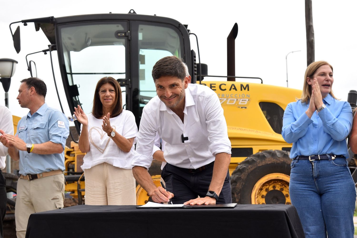 El gobernador encabezó un acto para anunciar el inicio de la remodelación de avenida Ayacucho