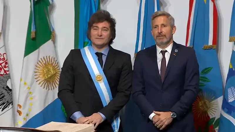 Frigerio anunció que el ingreso al Estado provincial será sólo por concurso y que se terminan los "contratos basura"