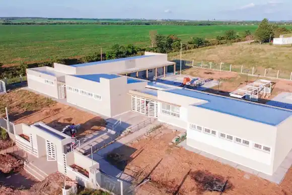 El gobierno provincial lleva adelante obras públicas para educación, saneamiento y conectividad