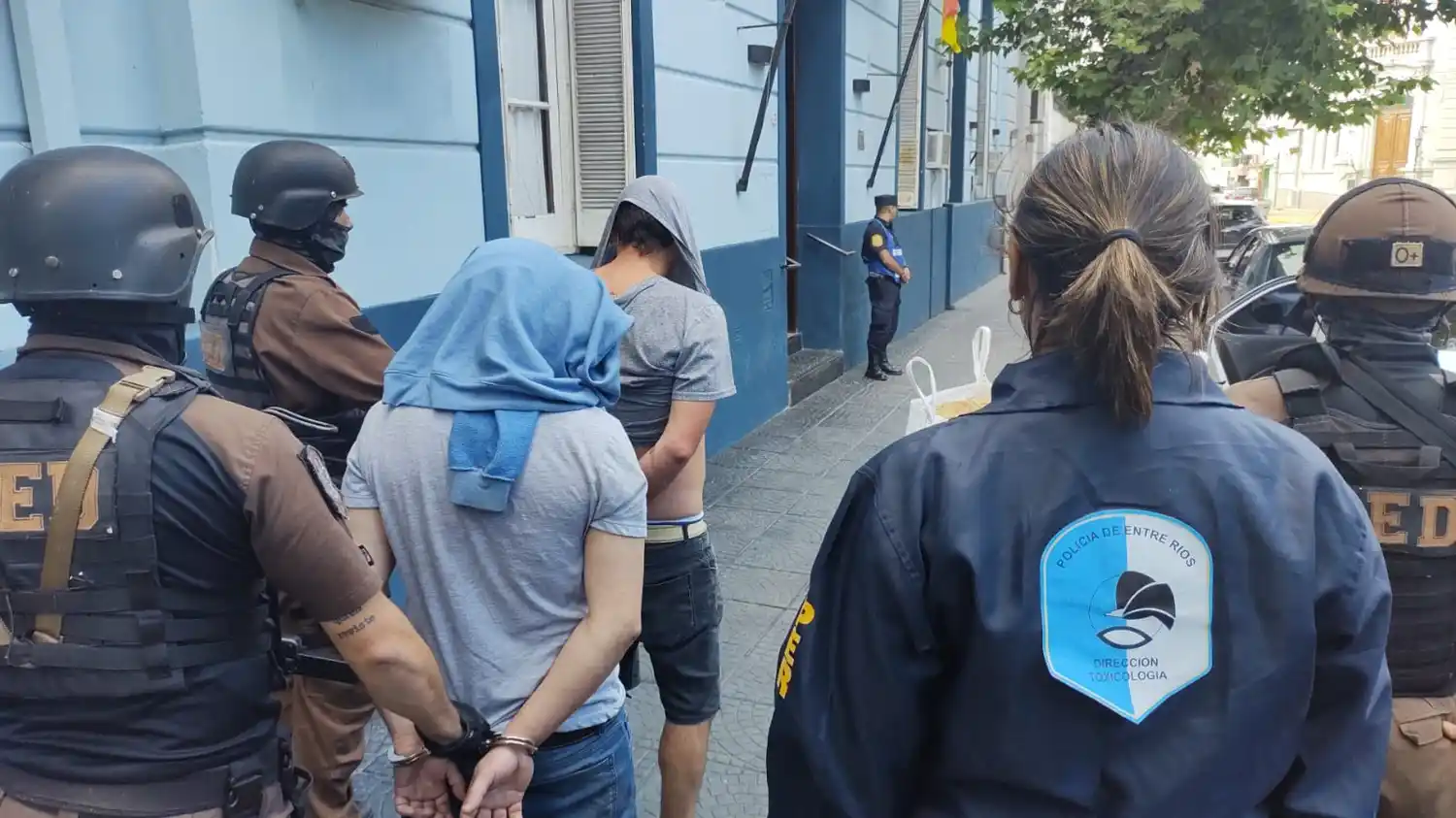 Allanamientos por narcomenudeo: detuvieron a dos personas y secuestraron una gran cantidad de droga y dinero