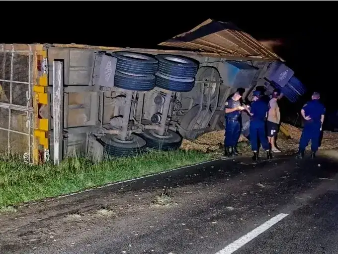 Tras chocar contra un camión en la Ruta 12, un conductor se disparó en la cabeza y fue trasladado al hospital
