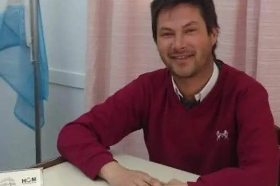 Investigan el fallecimiento de un concejal de la región: lo encontraron en un baldío al lado de una moto