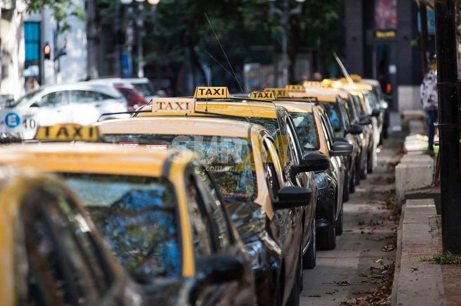 Se agrava el conflicto con los taxis de Rosario y Uber se filtra en la discusión