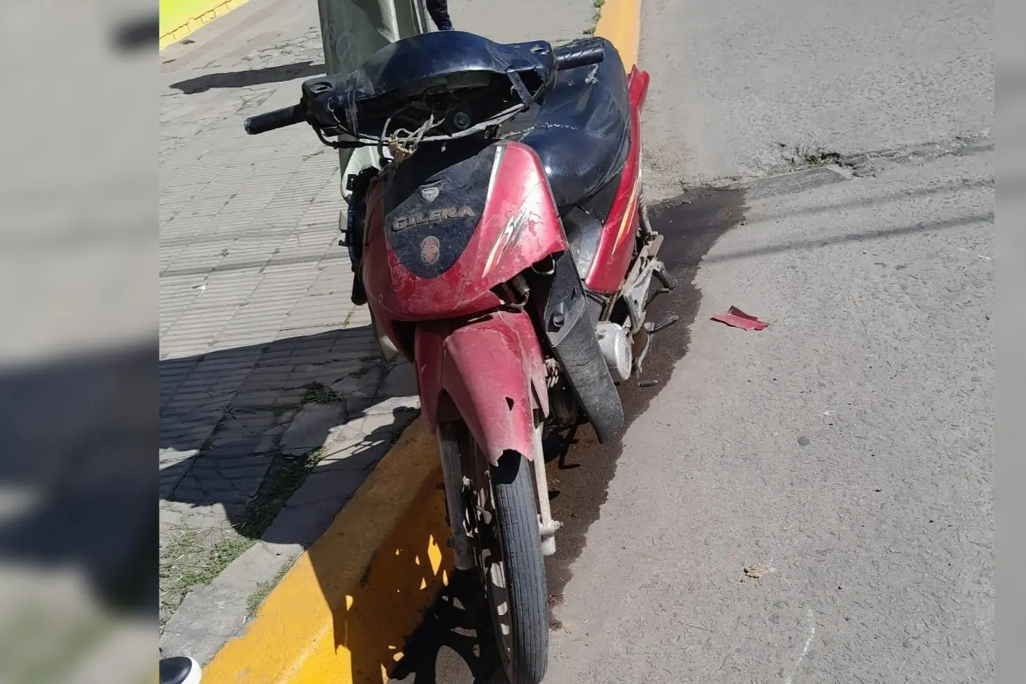 Así quedó la moto tras el choque.
