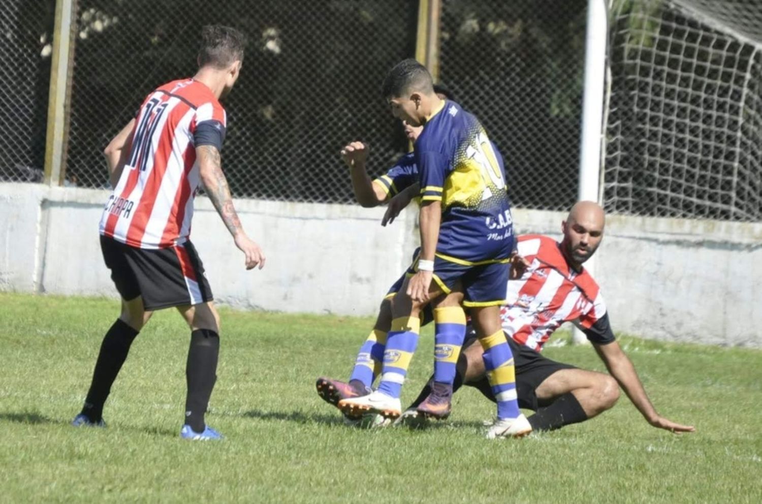 Fútbol local: sigue la acción en las dos zonas