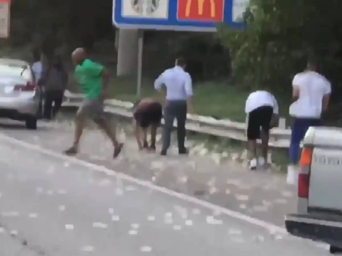 Video: se abrió la puerta de un camión blindado y hubo una lluvia de dólares en Atlanta